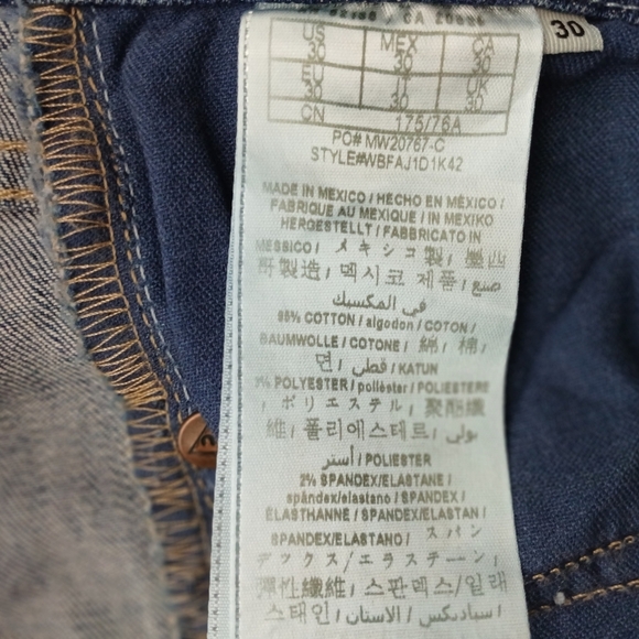 Ladies Guess Power Curvy Midrise Jeans. Size 30 NWT - Picture 7 of 7